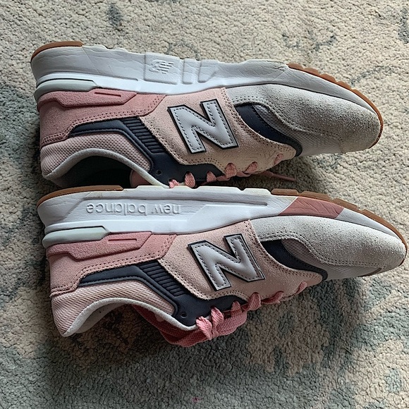 Women’s New Balance 997 - Picture 2 of 4